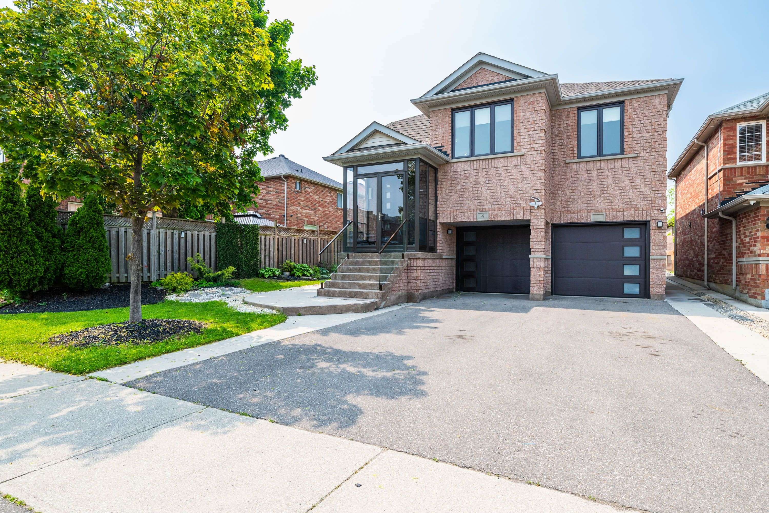 Brampton, ON L7A 3V3,4 Silverbell CT