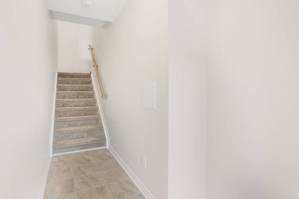 Manor Park - Cardinal Glen And Area, ON K1K 5A4,621 MAKWA Private