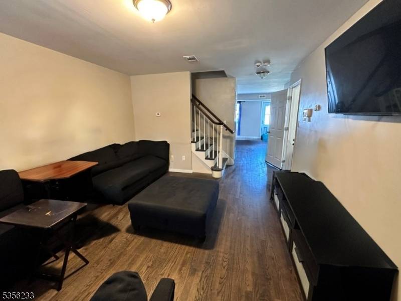 Newark City, NJ 07108,83 Magnolia St