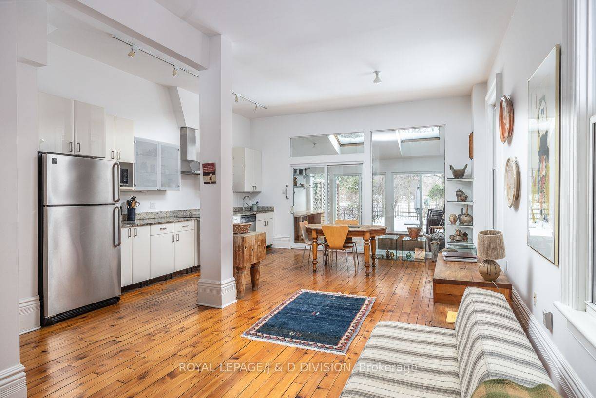 Toronto C01, ON M6J 2V5,187 Crawford ST