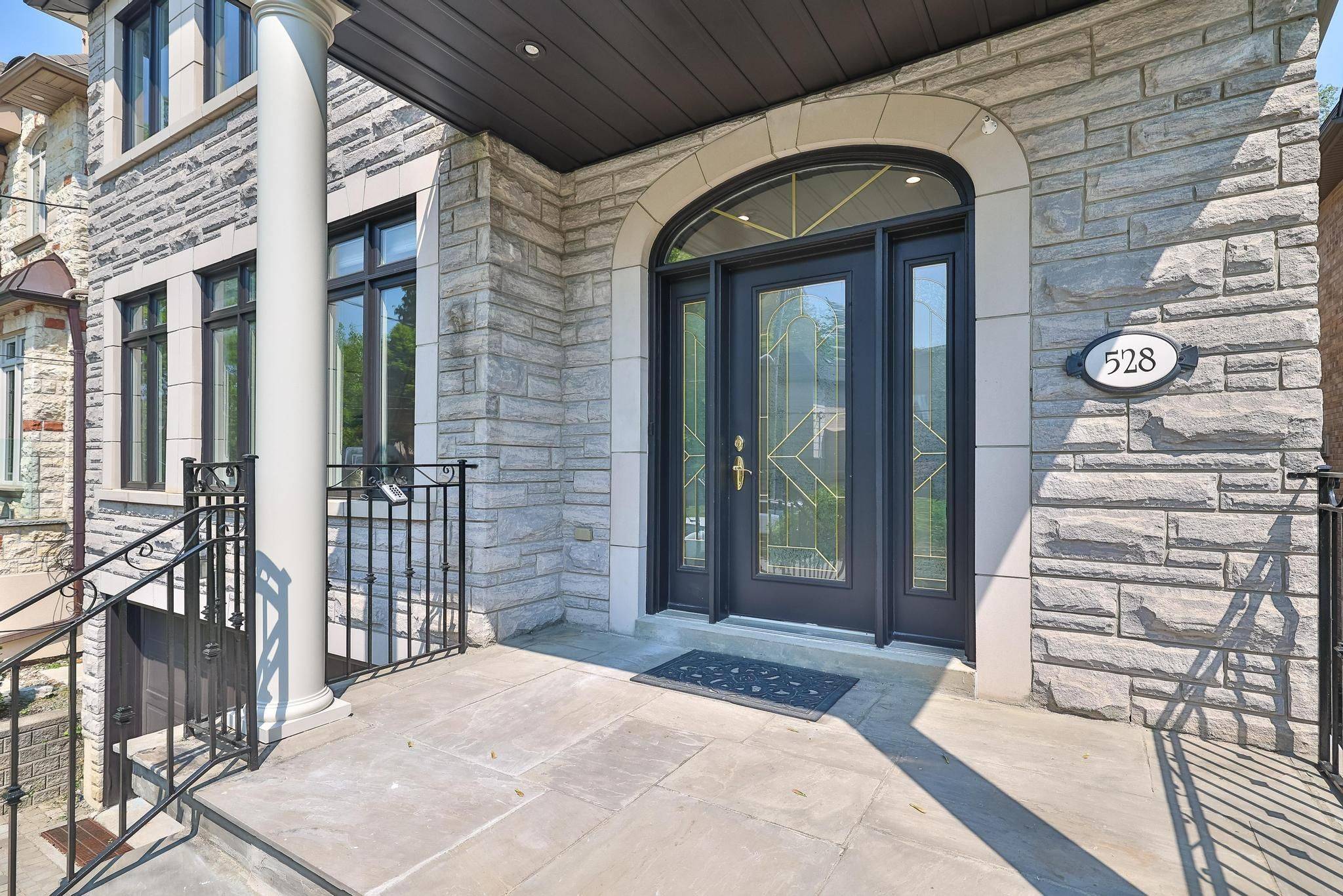 Toronto C04, ON M5M 1H5,528 Douglas AVE
