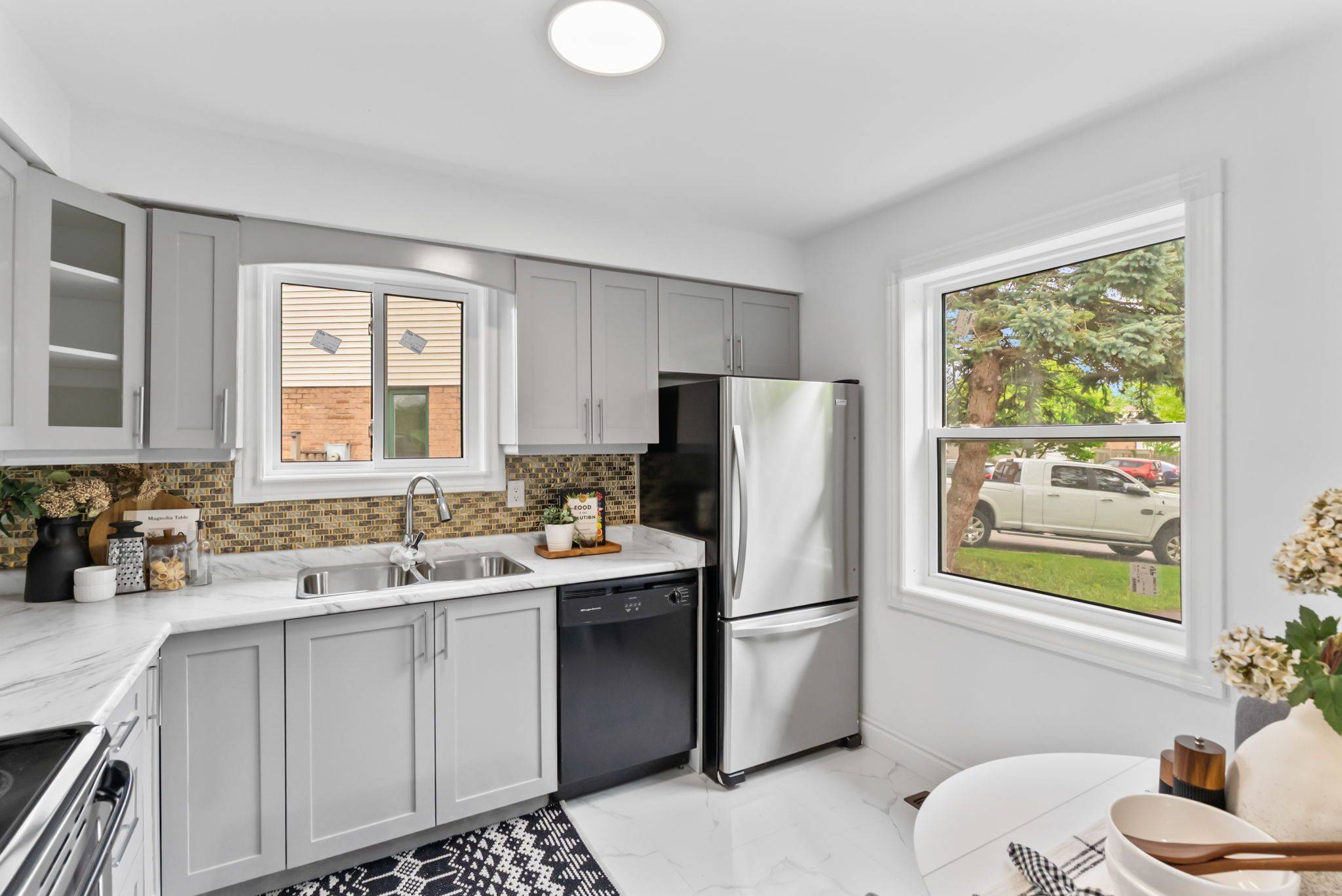 Oshawa, ON L1J 8L1,1411 Beaverbrook CT