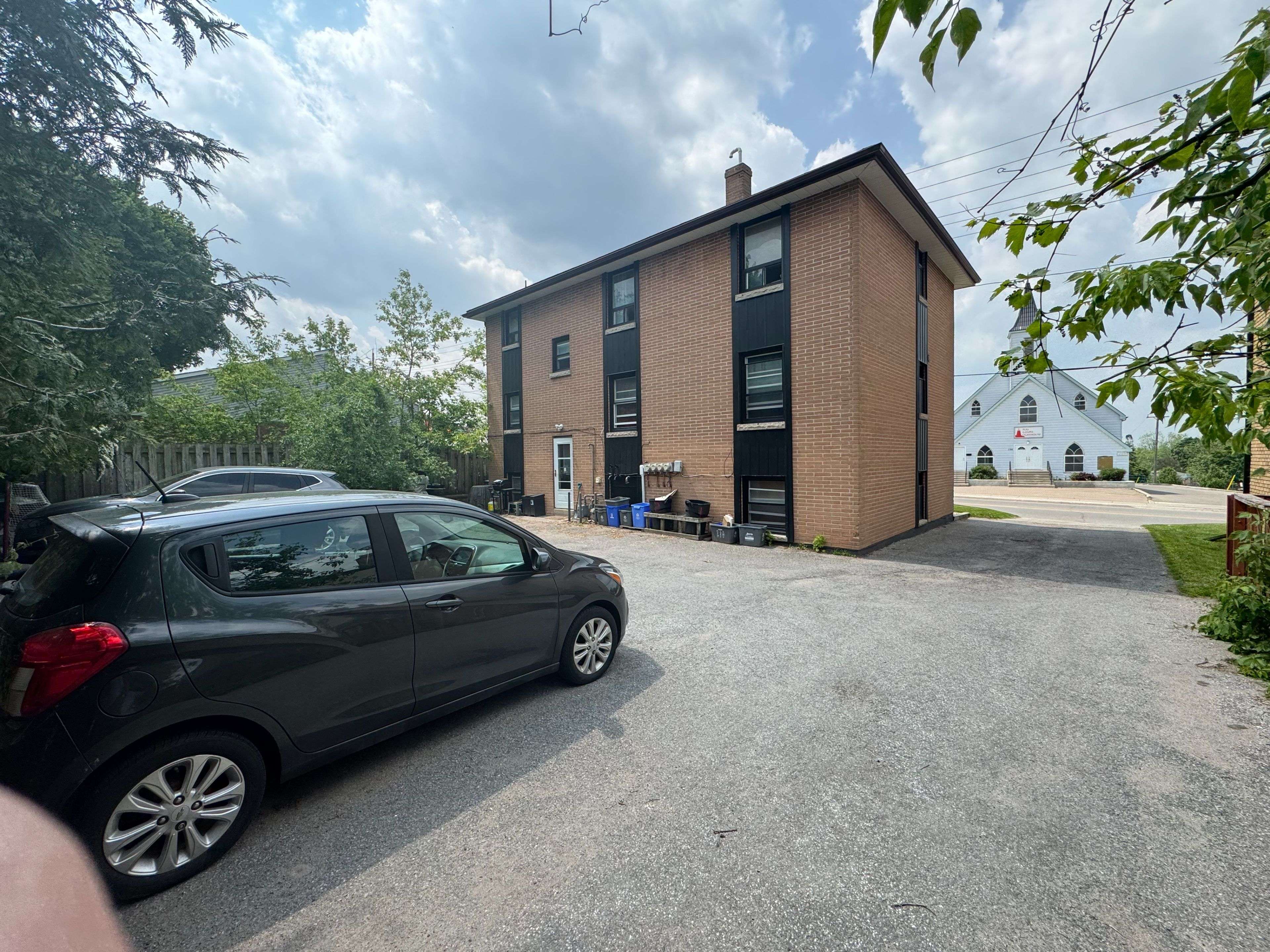 Barrie, ON L4M 3Y9,153 St Vincent ST