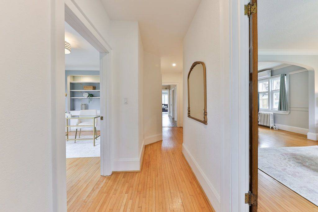 Burlington, ON L7N 2X2,542 Cumberland AVE