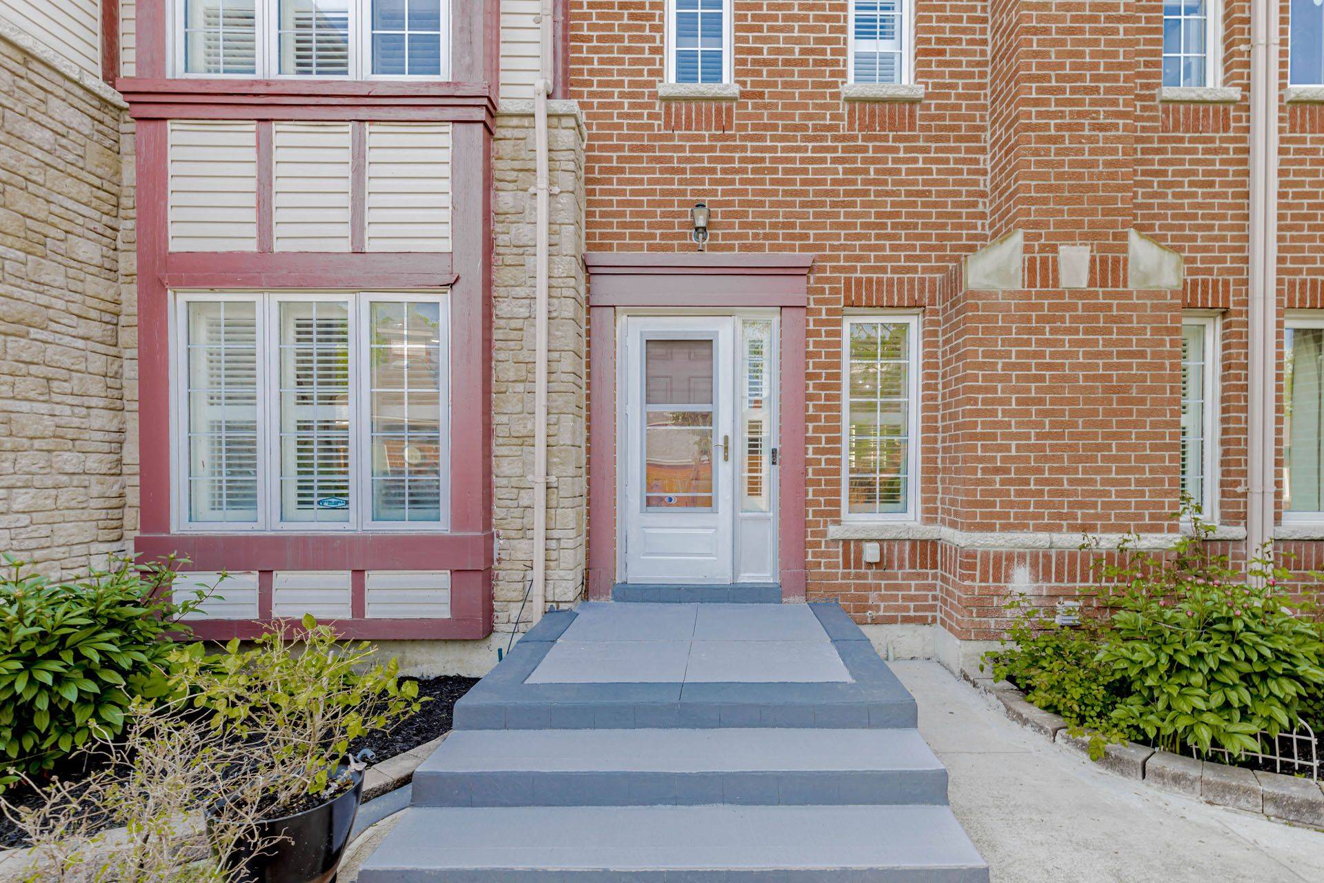 Mississauga, ON L5V 1L3,1135 Bellarosa LN
