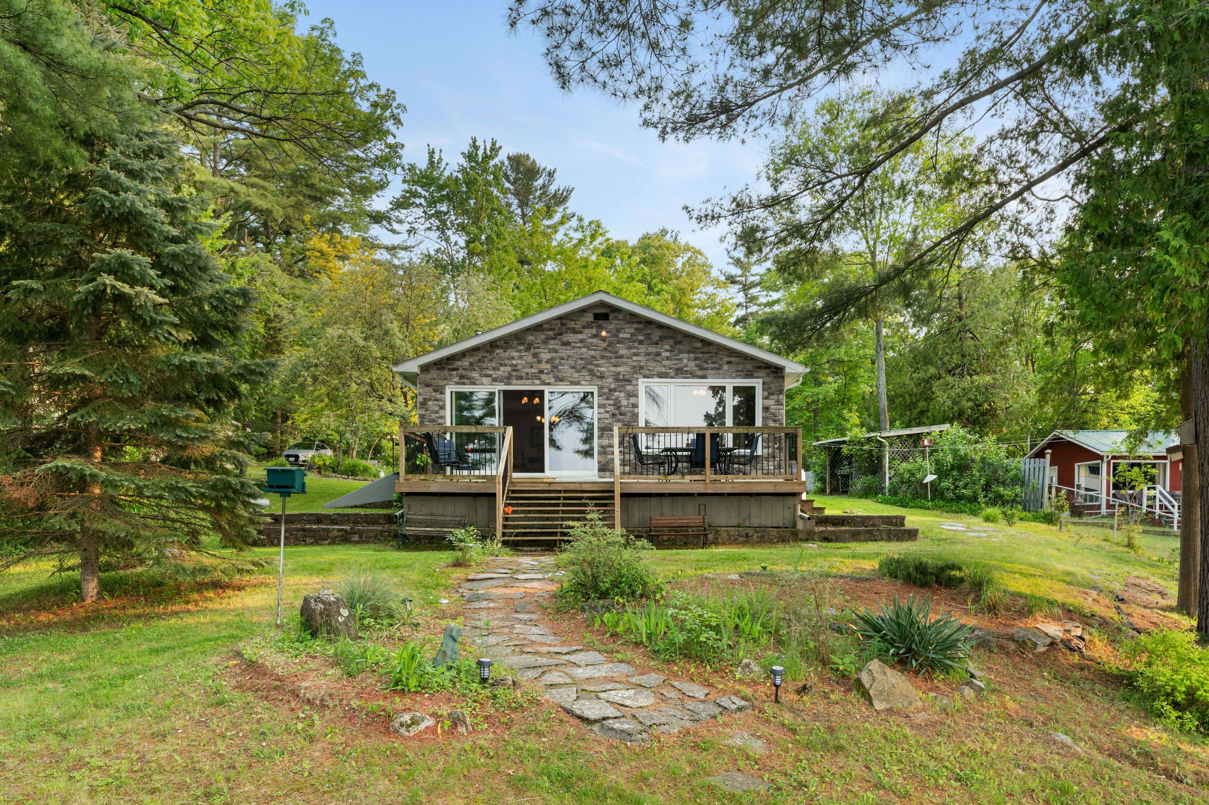 6862 Smith LN, South Frontenac, ON K0H 2L0