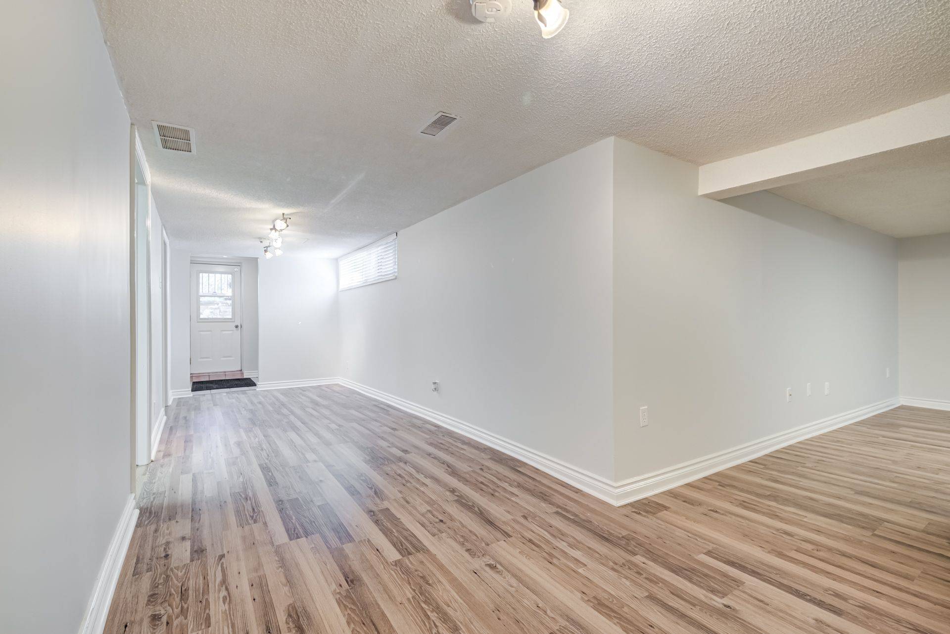 East Gwillimbury, ON L9N 1L9,19512 Yonge ST #Basement