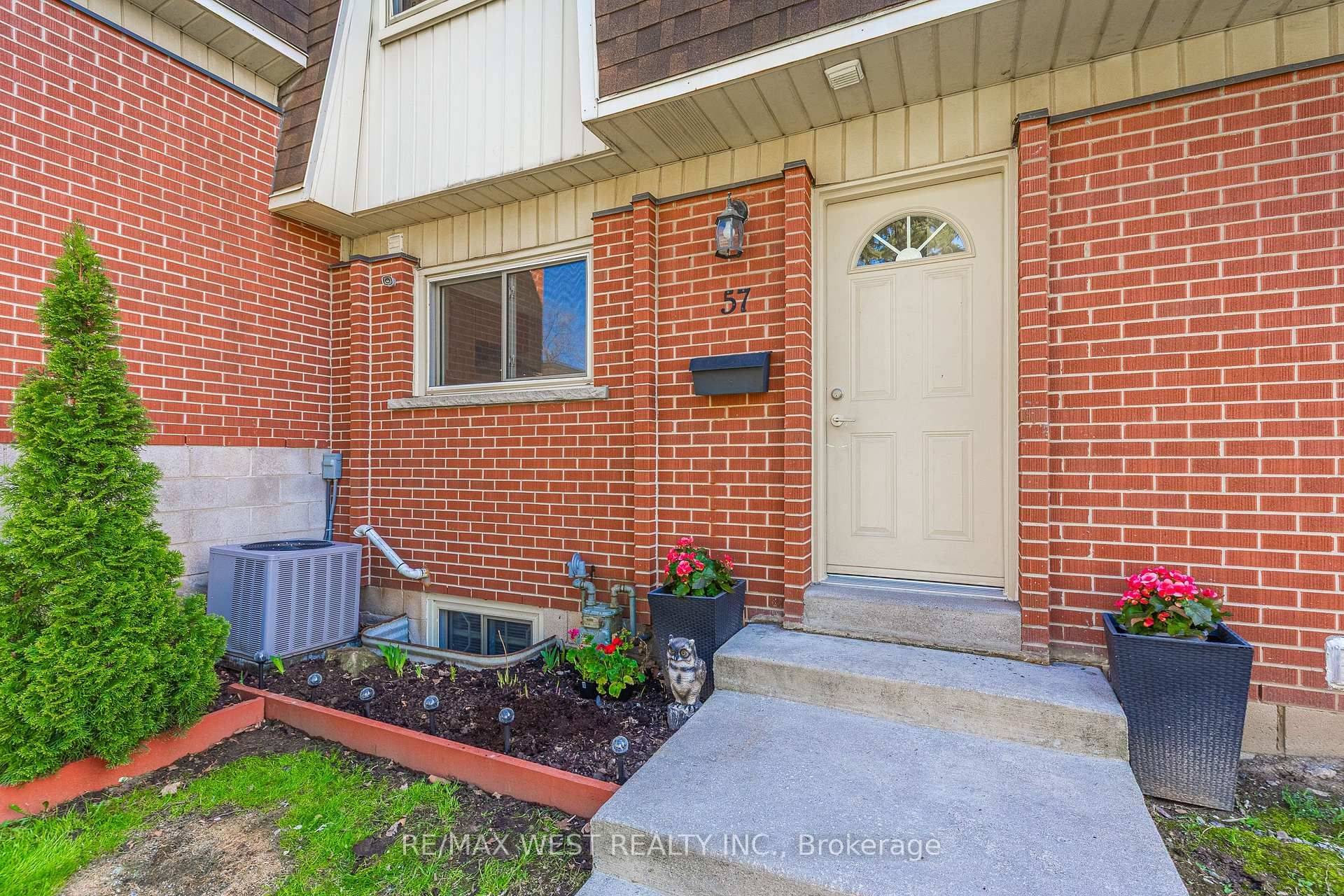 Hamilton, ON L9C 5Y9,125 Bonaventure DR #57