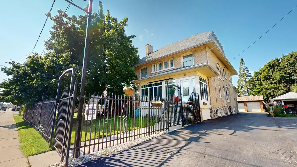 Hanover, ON N4N 2P4,540 10th AVE