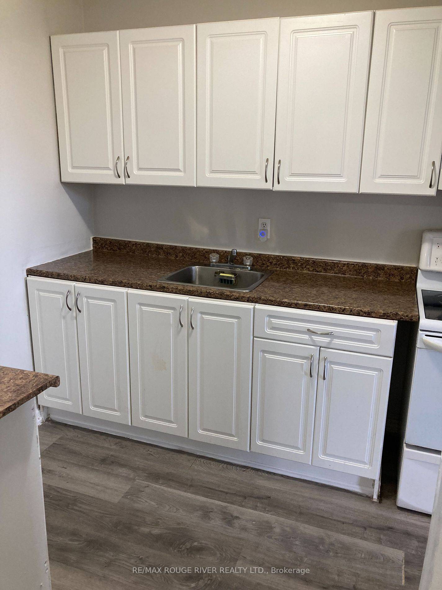 Oshawa, ON L1H 3N2,560 Bloor ST E #402