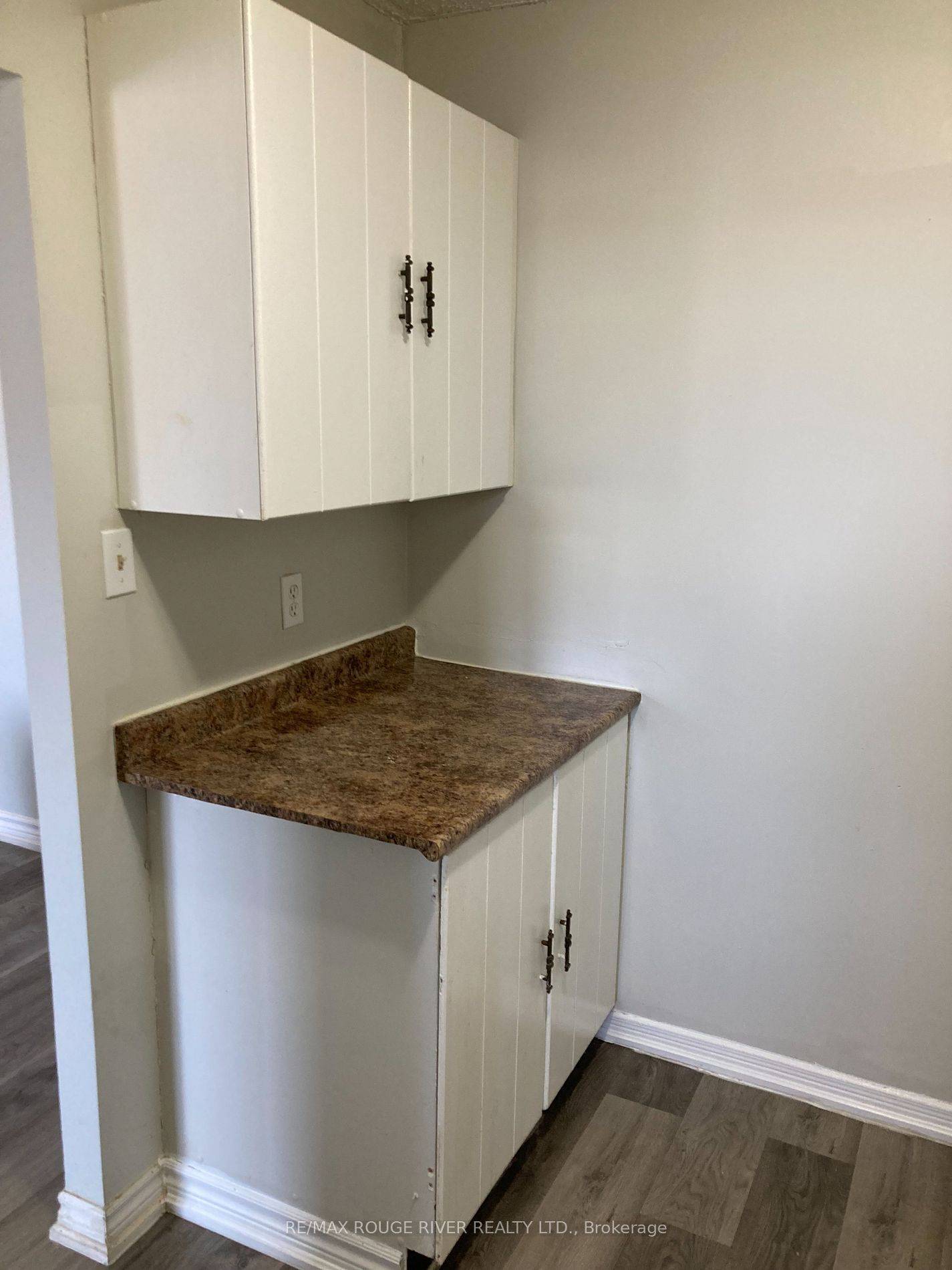 Oshawa, ON L1H 3N2,560 Bloor ST E #402