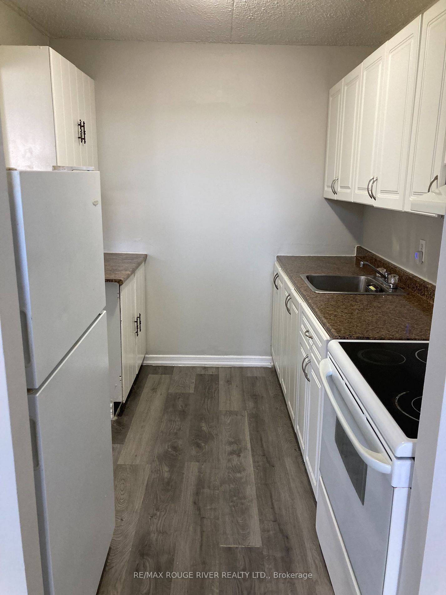 Oshawa, ON L1H 3N2,560 Bloor ST E #402