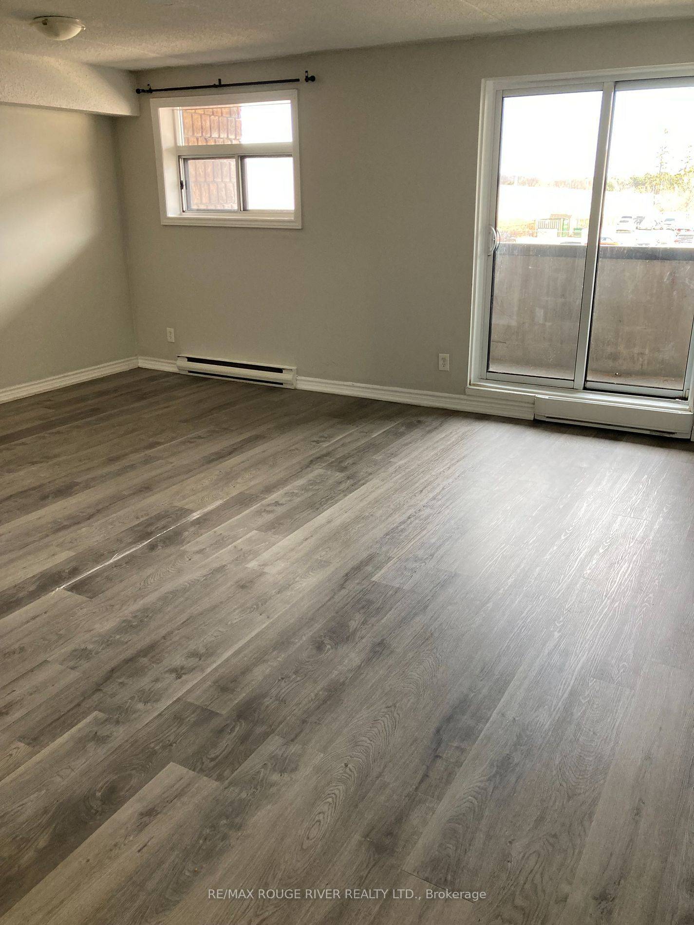 Oshawa, ON L1H 3N2,560 Bloor ST E #402