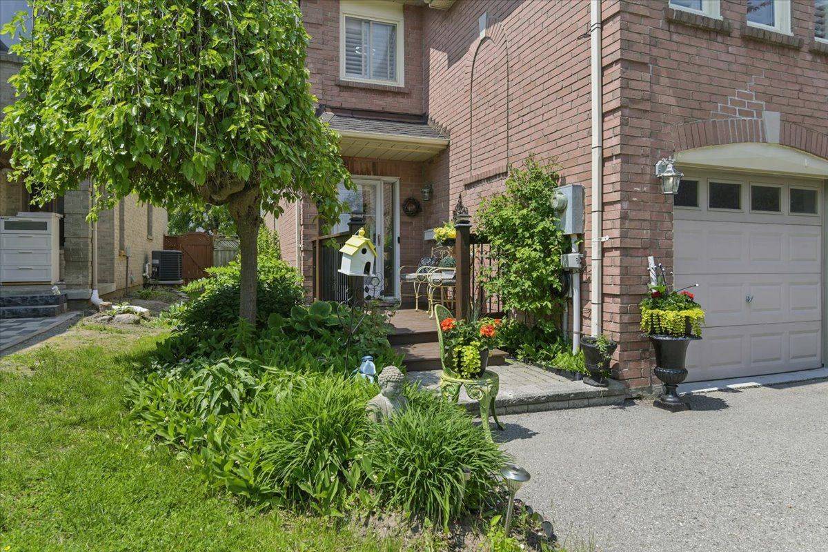 Whitby, ON L1R 2J7,42 Pinebrook CRES