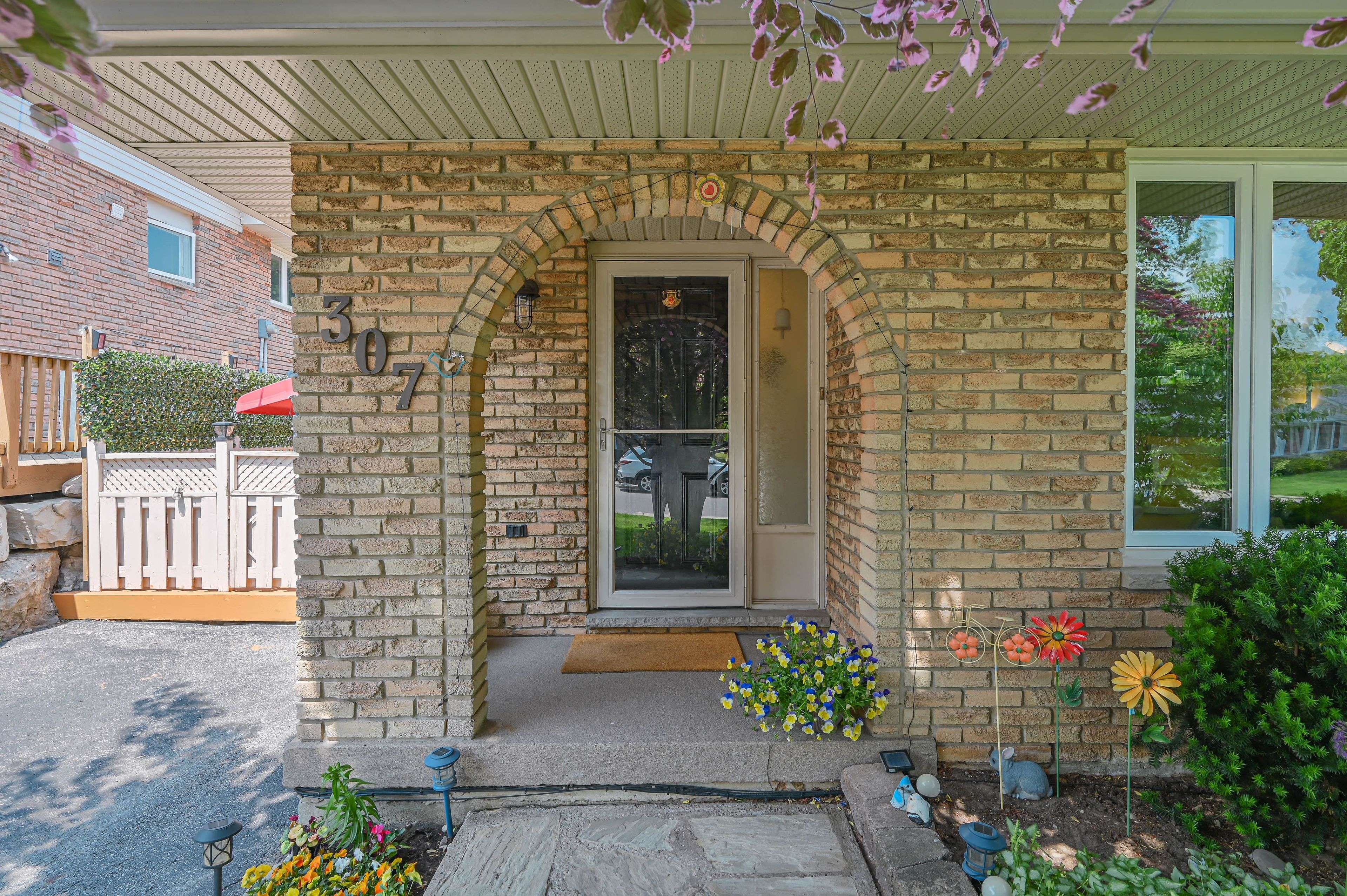 Hamilton, ON L9C 6R2,307 Magnolia DR