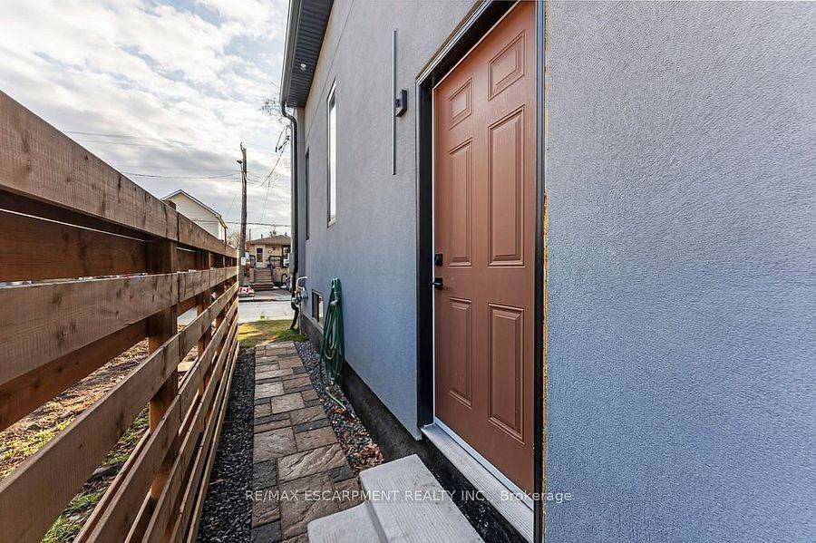 Hamilton, ON L8H 3J6,209 Grenfell ST