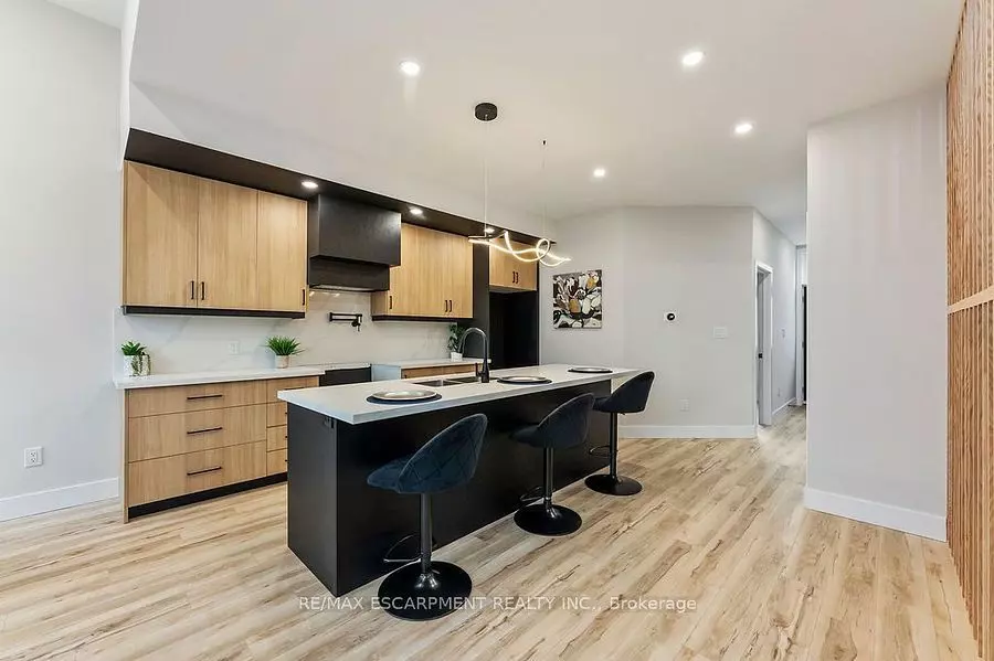 Hamilton, ON L8H 3J6,209 Grenfell ST