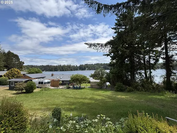 4922 LAKE SHORE DR, Florence, OR 97439
