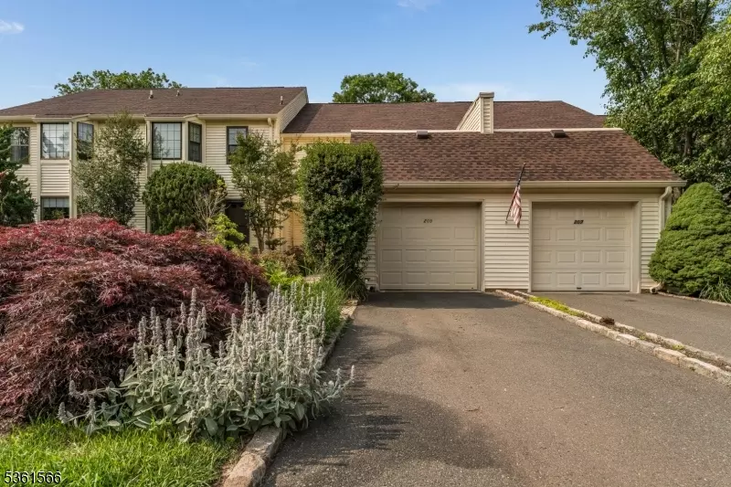205 Burlington Ct, Raritan Twp., NJ 08822