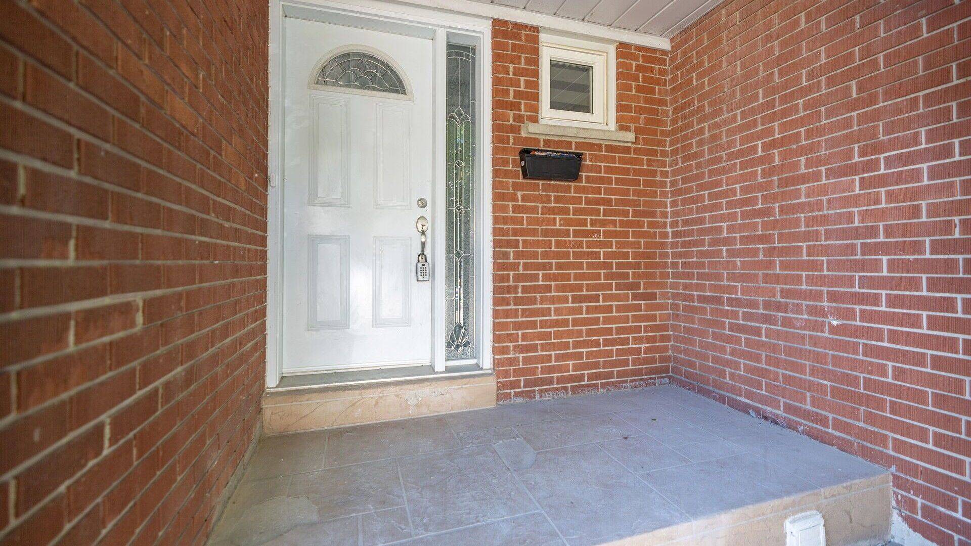 Mississauga, ON L5E 3C9,1616 Haig BLVD #28