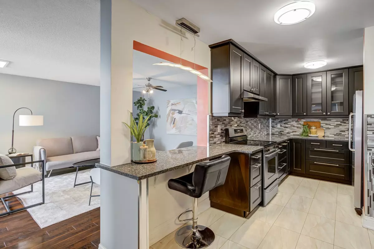 Mississauga, ON L5E 3E2,1515 Lakeshore RD E #PH5