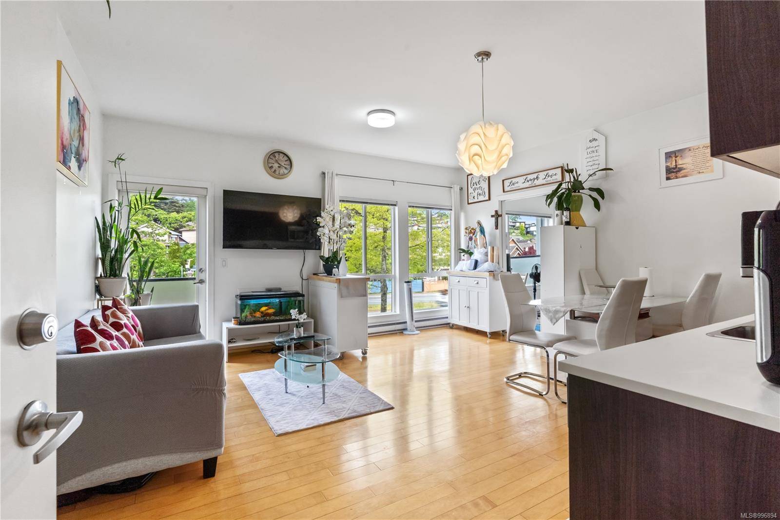 Saanich, BC V8X 0A5,4050 Douglas St #207