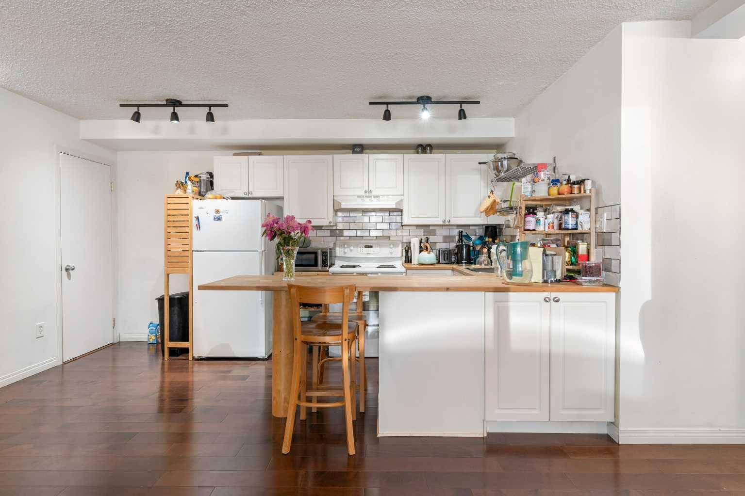 Calgary, AB T2S0L2,215 25 AVE SW #104
