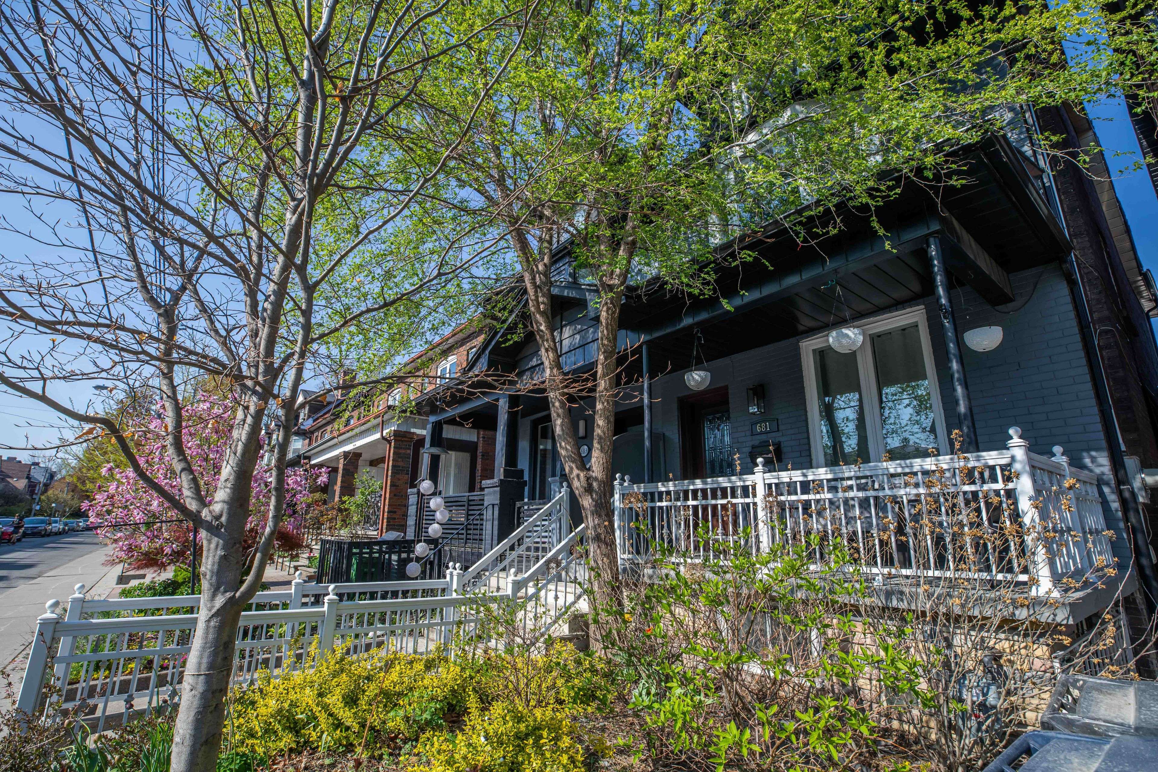 Toronto C02, ON M6G 2W3,681 Manning AVE