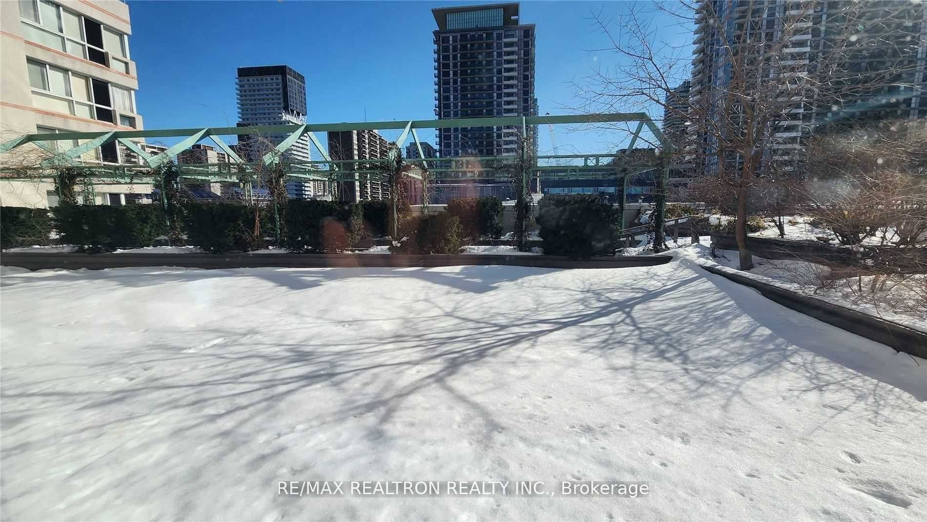 Toronto C10, ON M4P 3C5,7 Broadway AVE #211