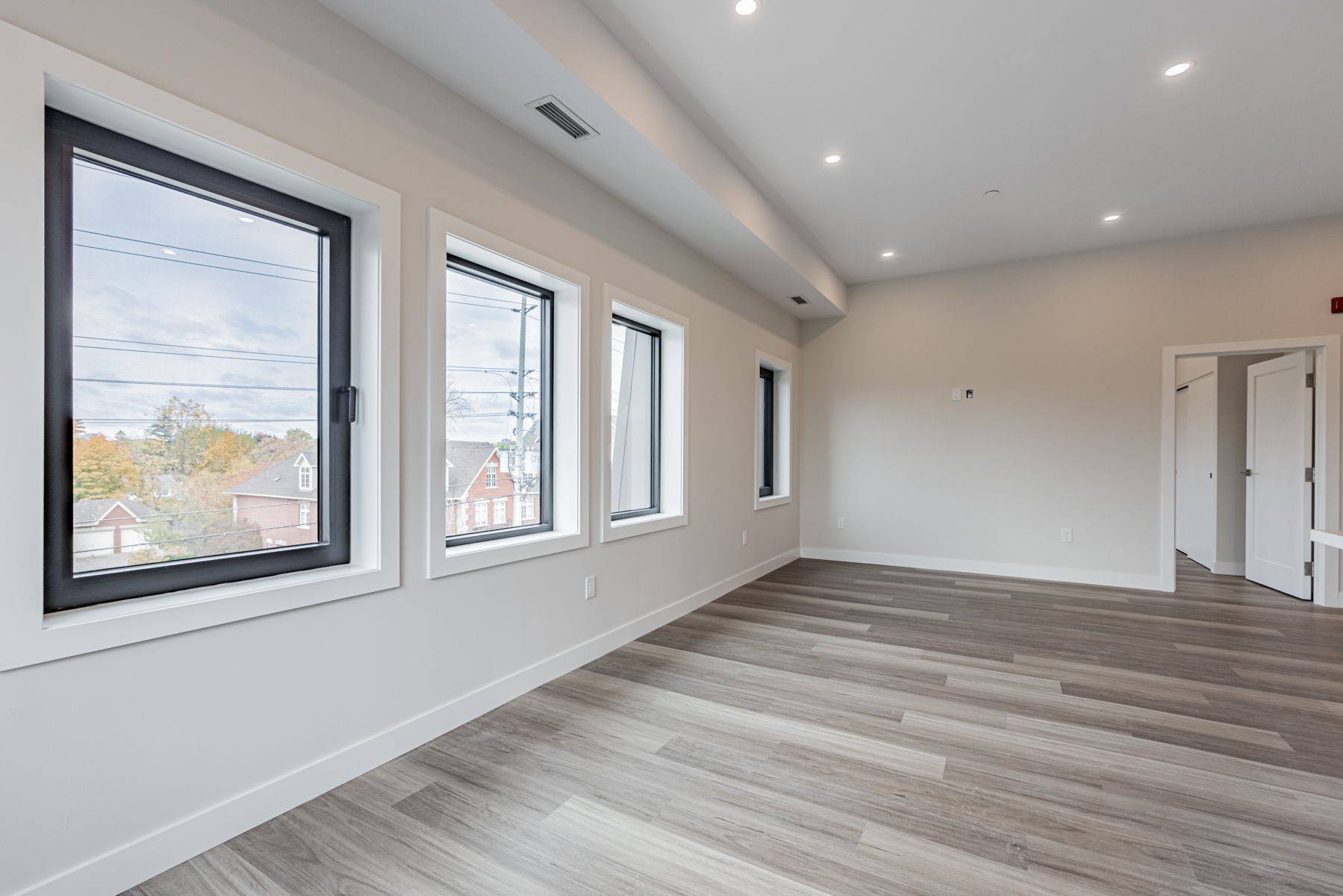 Mississauga, ON L5M 1K5,53 Queen ST S #202