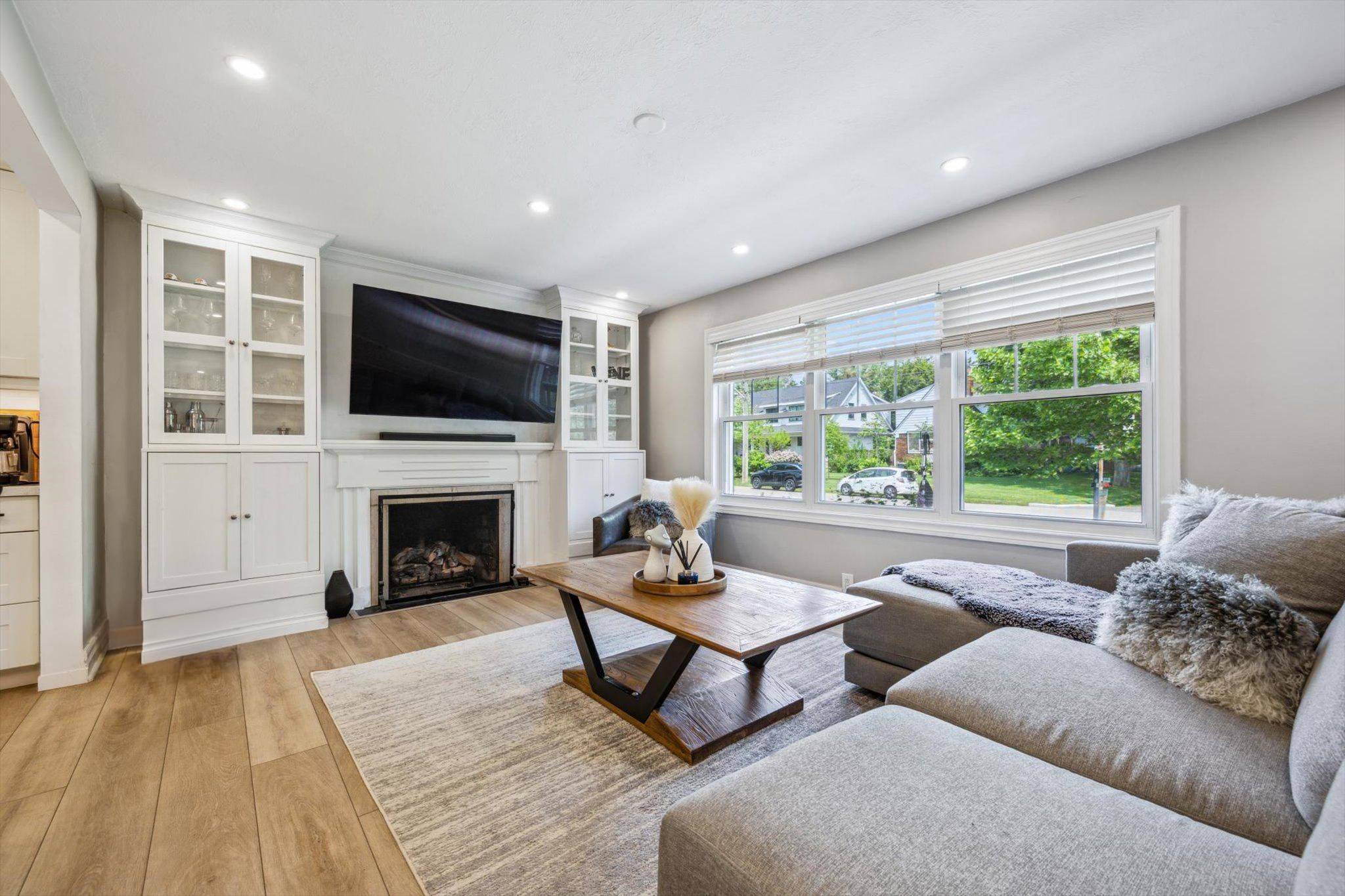 Mississauga, ON L4Y 1V2,2090 Courtland CRES