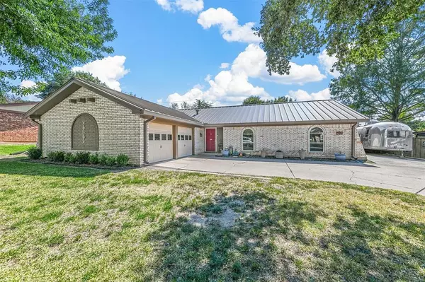 725 Toni Drive,  Hurst,  TX 76054