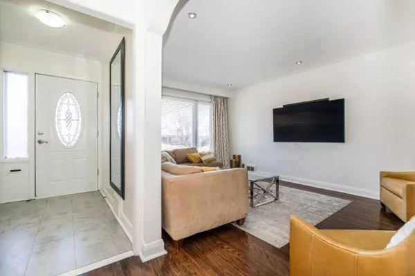 Toronto C04, ON M6A 1R7,136 Regina AVE
