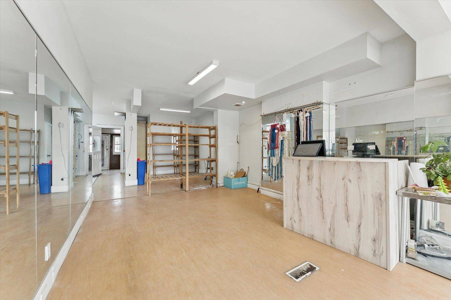 Toronto W01, ON M6R 1X6,2257 Dundas ST W