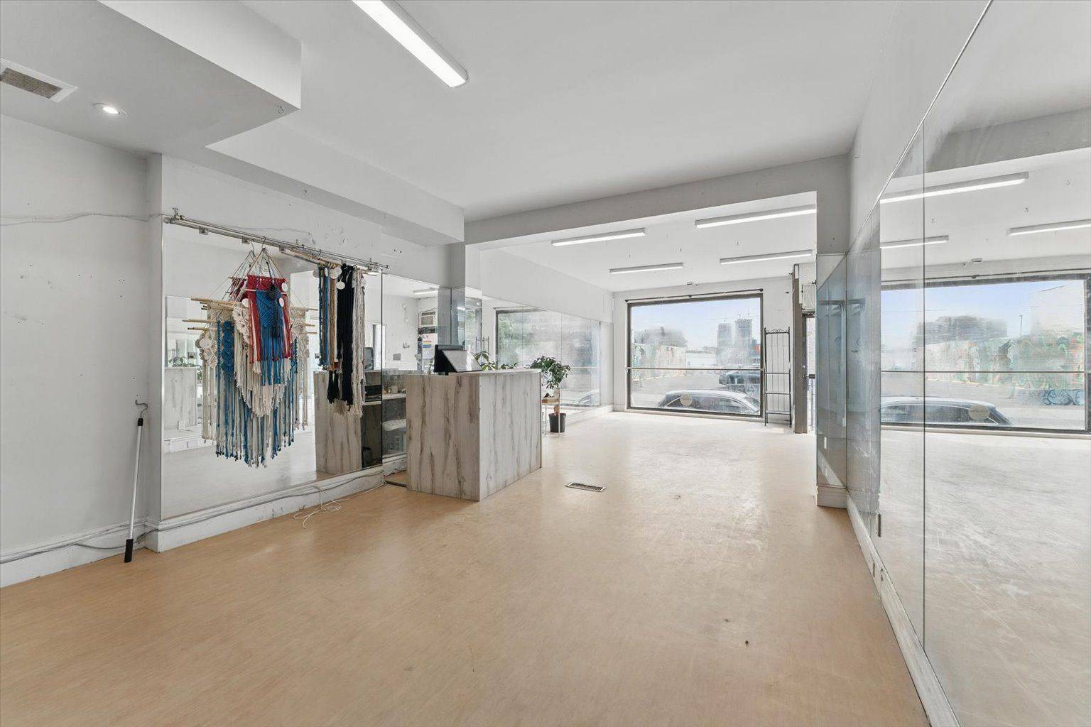 Toronto W01, ON M6R 1X6,2257 Dundas ST W