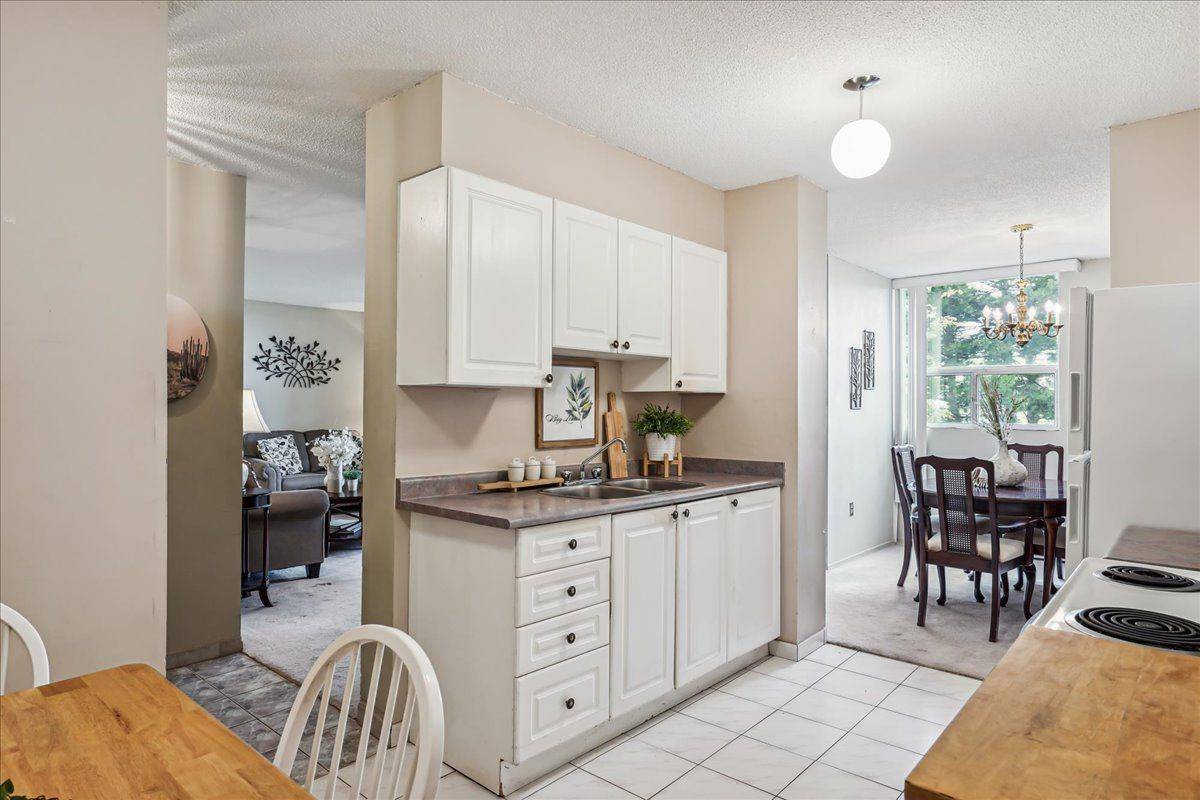 Burlington, ON L7N 3M2,700 Dynes RD #206