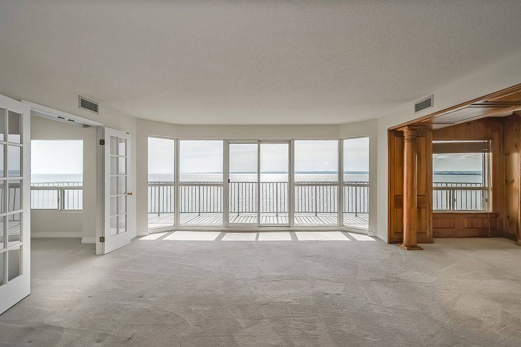 Burlington, ON L7R 4K1,2190 Lakeshore RD #705