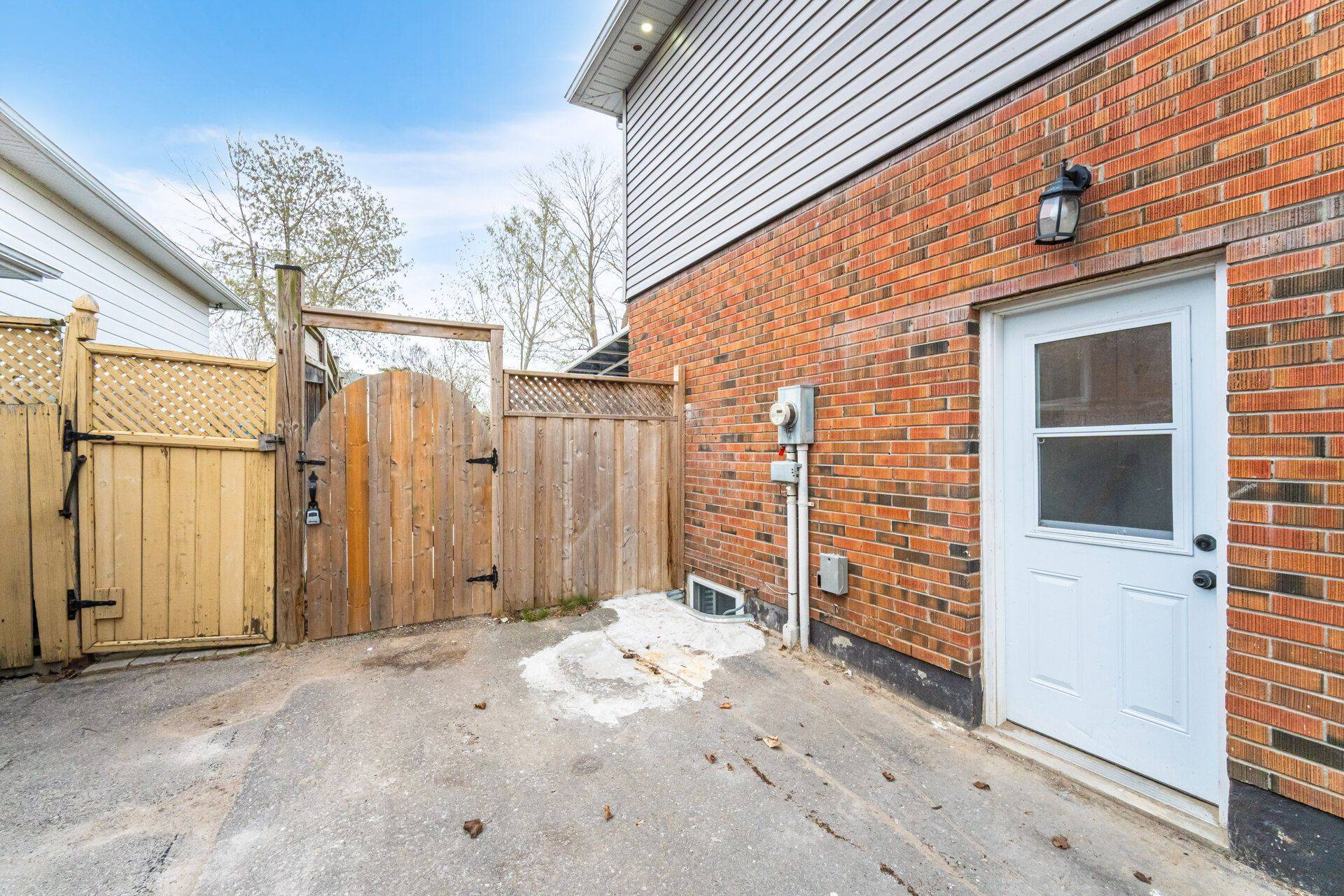 Oshawa, ON L1J 3W5,1287 Oxford ST #BSMT