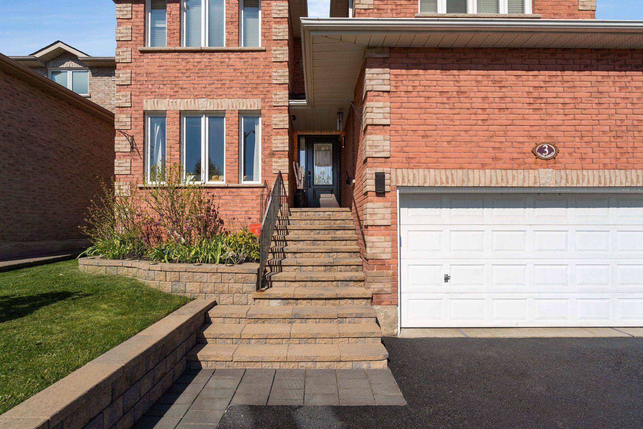 Barrie, ON L4M 6X2,3 Meyer AVE