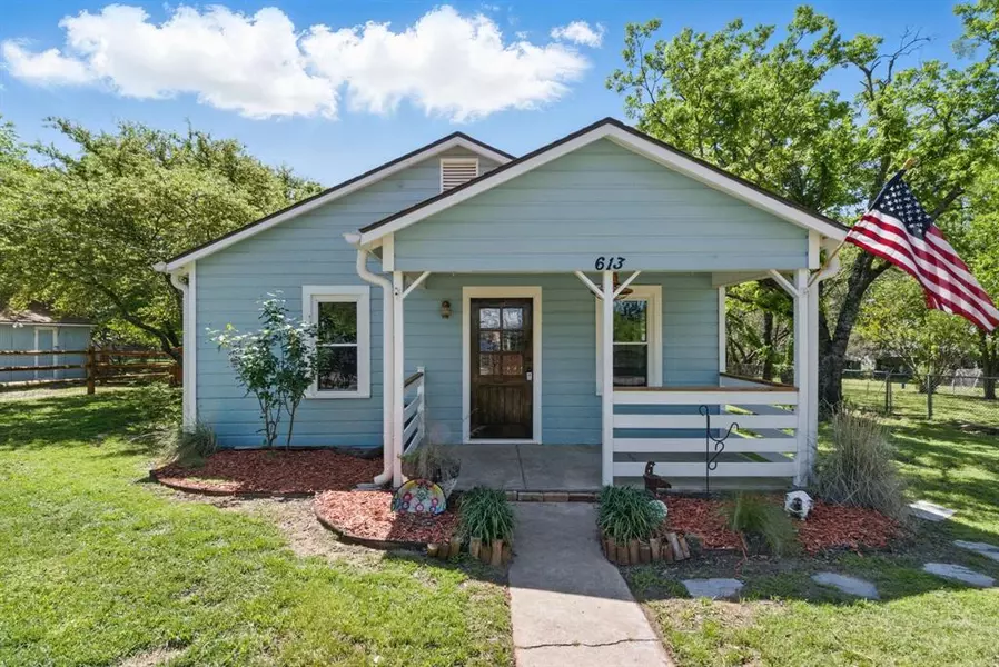 613 E Moore Street, Granbury, TX 76048