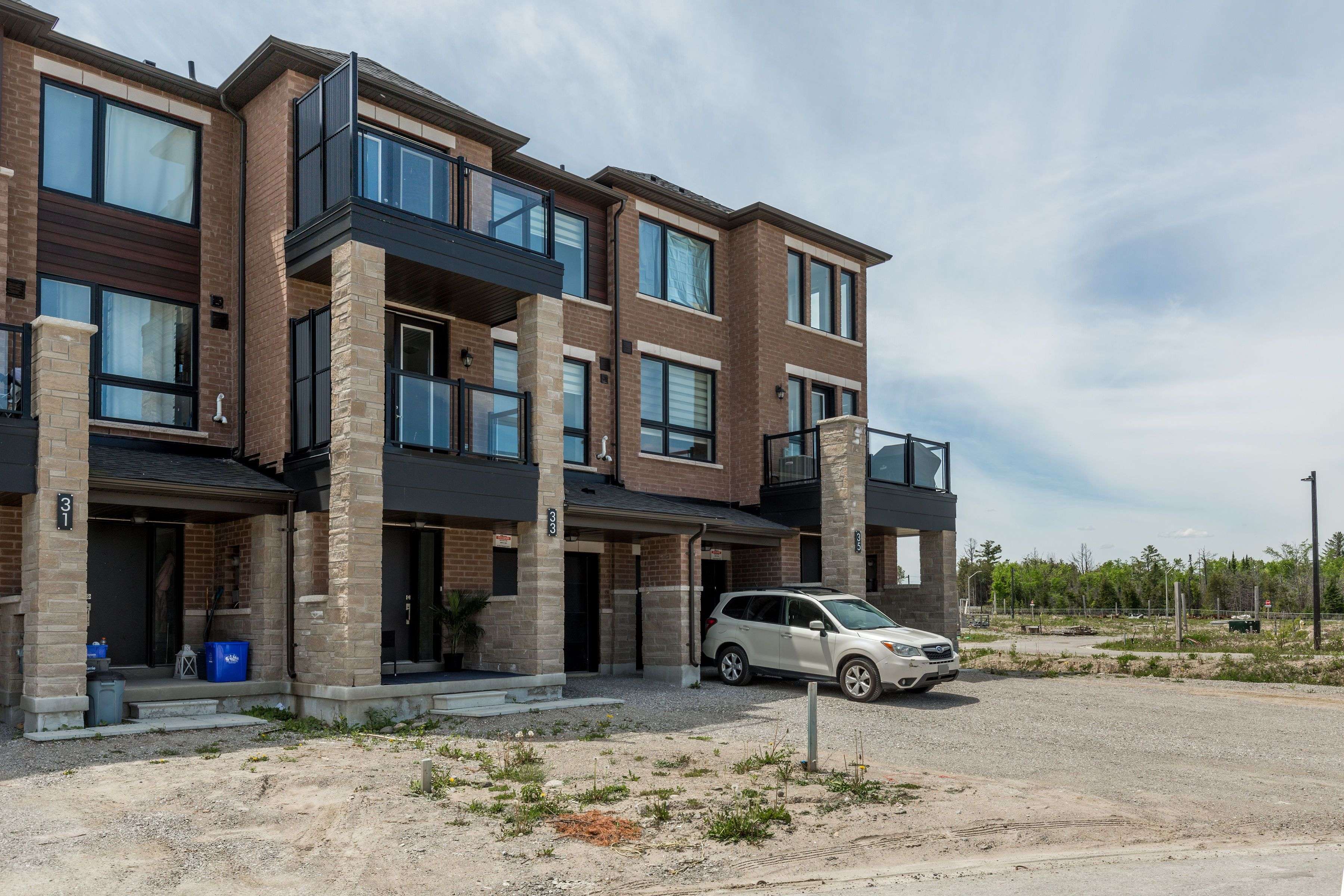 Barrie, ON L9J 0N4,33 Red Maple LN