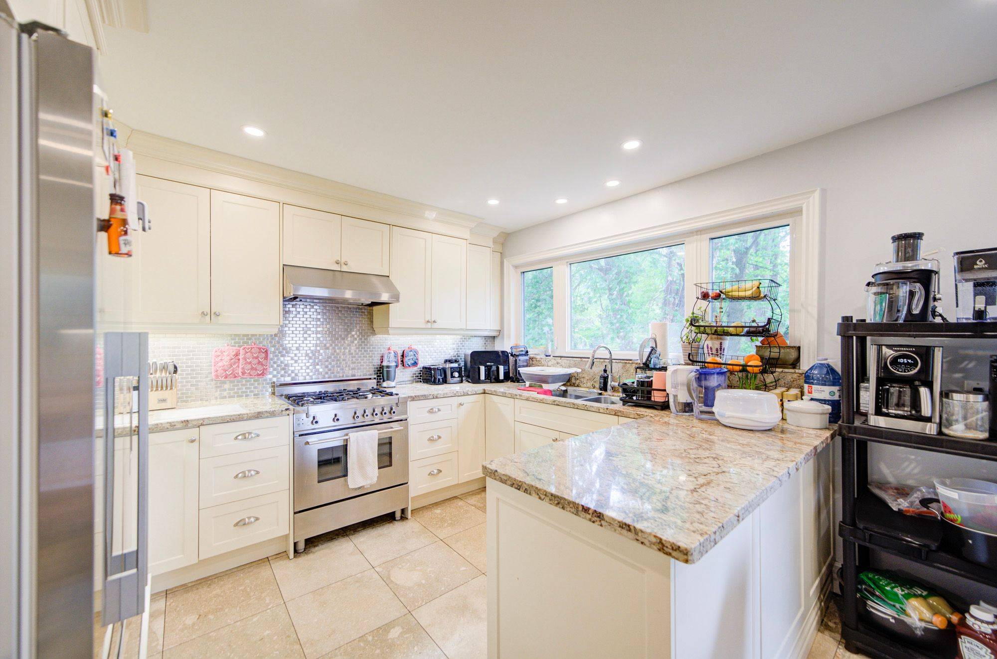 Toronto W04, ON M6B 3K4,29 Lois AVE