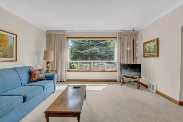 Toronto W06, ON M8W 4A9,10 Robindale AVE