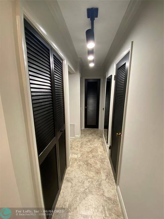 Hollywood, FL 33021,4040 N Hills Dr  #5