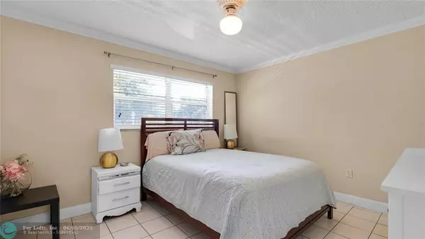 North Miami Beach, FL 33160,3725 NE 169th St #207