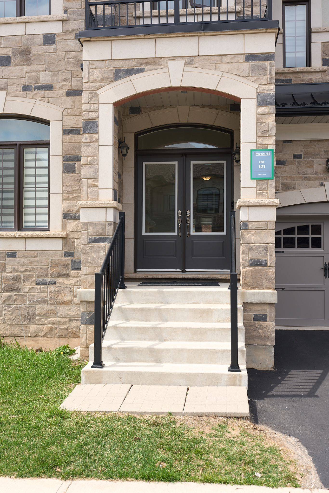 Oakville, ON L6H 0Z4,63 Merlin ST