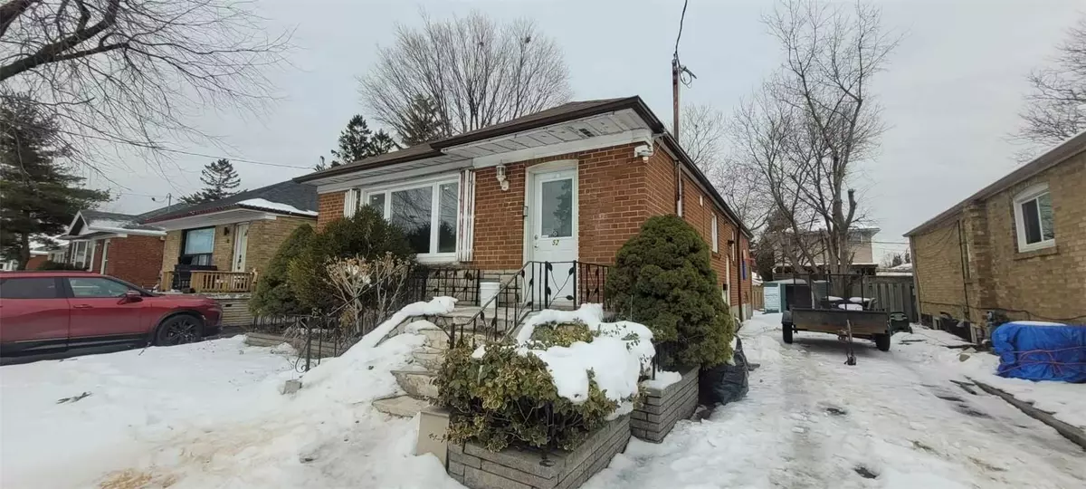 Toronto E04, ON M1P 1A4,52 Flora DR #Main