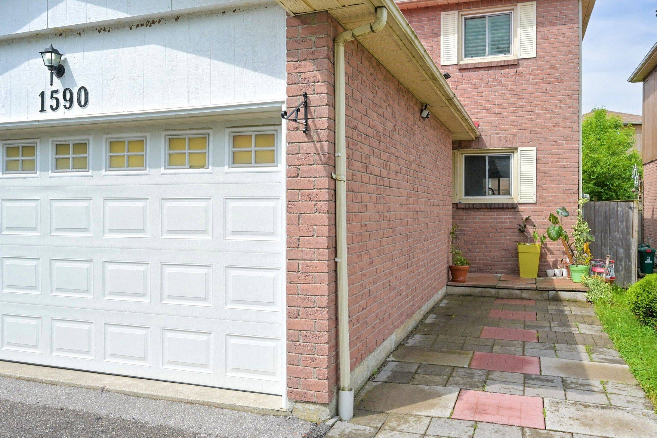 Pickering, ON L1V 6G3,1590 Marshcourt DR
