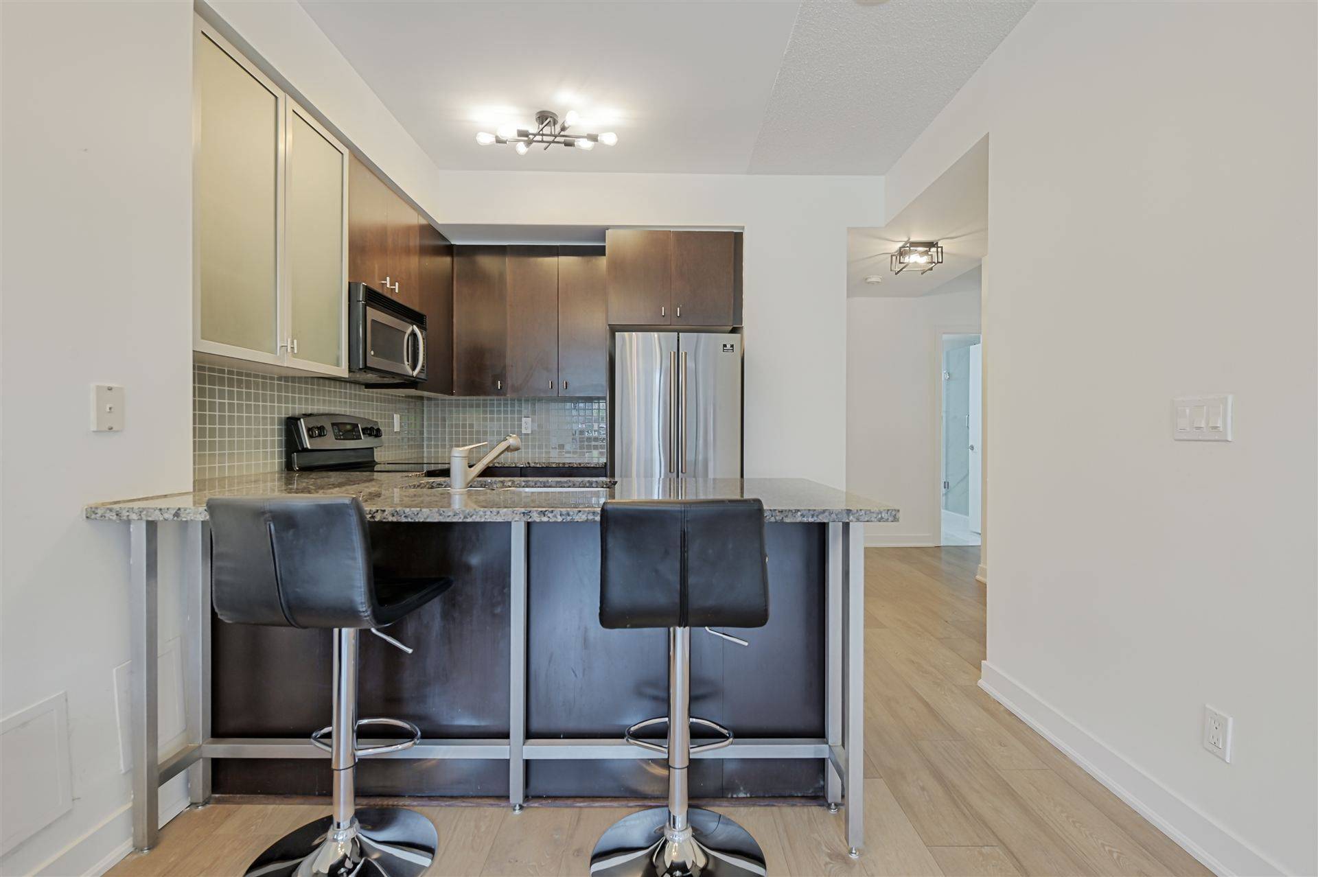 Toronto C01, ON M5V 3T9,438 King ST W #201