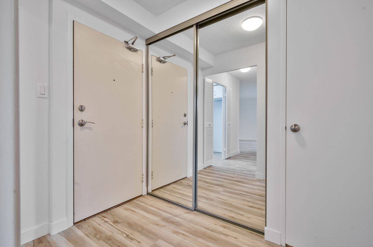 Mississauga, ON L5E 3E2,1535 Lakeshore RD E #205